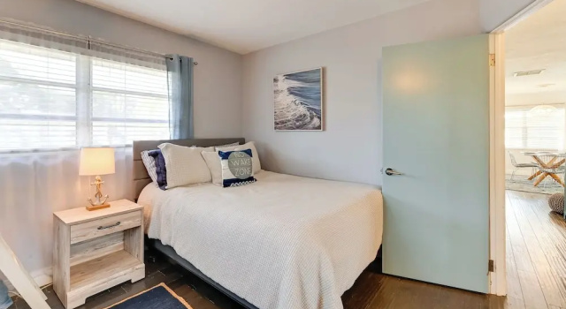 Sunny Sarasota Home w/ Pool Near Siesta Key Beach!, Забронировать Дом для отпуска Отели Сарасота с парковкой, Парковка