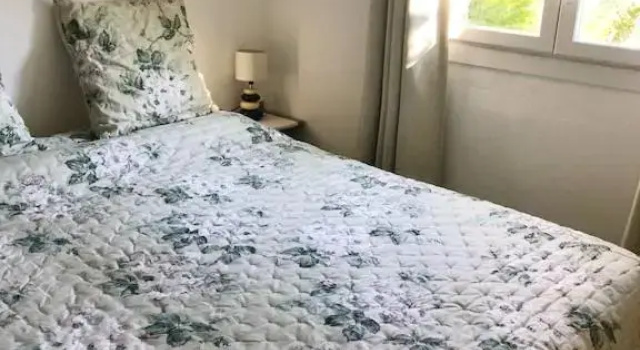 Bungalow de 2 chambres avec jardin clos et wifi a Roquebrune sur Argens, Забронировать Отель Отели Hautes-Alpes с парковкой, Парковка