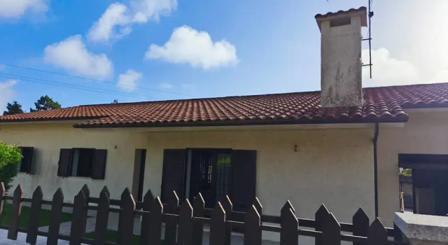 Charming Villa Close to Quinta da Barca, Book Villa Hoteller i Norte Region med parkering, Parkering