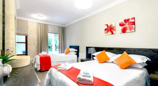 Трёхместный семейный номер Luxury OR Tambo Guest House
