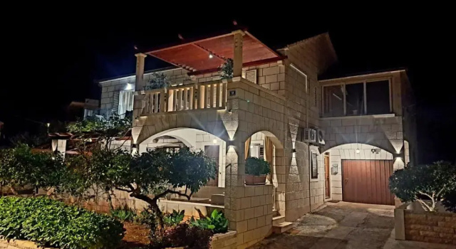 APARTMENTS4YOU SUPETAR 1,2,3&4 -the BEST and MOST POPULAR apartments for DISCOVERING the island, Забронировать Отель Отели Омиш с парковкой, Парковка