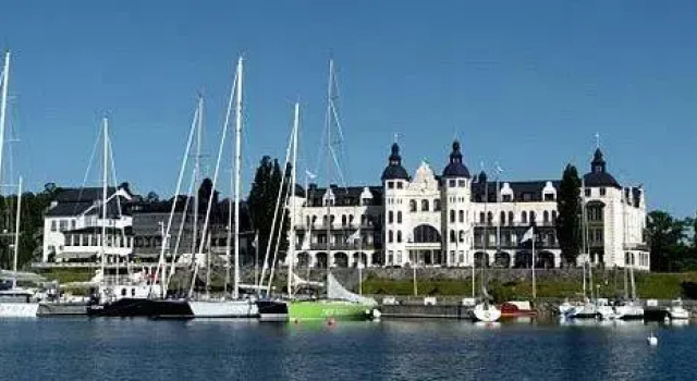 Кровать в общем номере Grand Hotel Saltsjöbaden