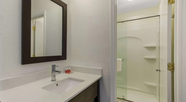 Четырёхместный номер Standard Econo Lodge Cherry Point