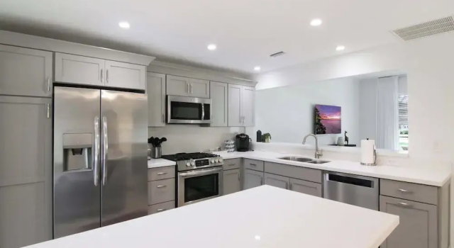 Коттедж La Casa Blanca Minutes From the Beach!