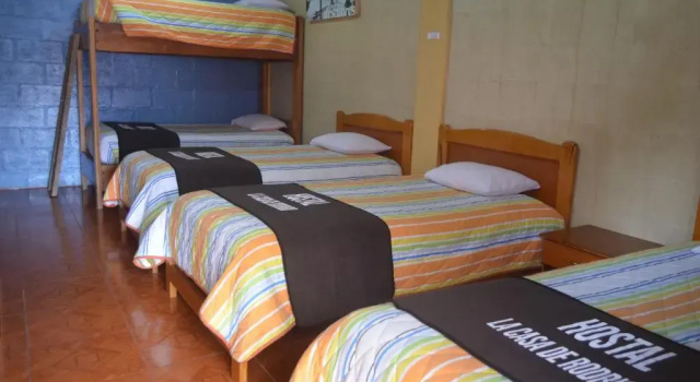 Кровать в общем номере Hostal La Casa De Rodrigo
