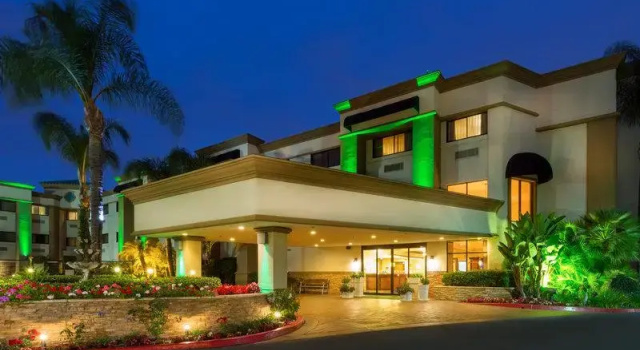 Четырёхместный номер Standard Holiday Inn Santa Ana-Orange Co Arpt by IHG