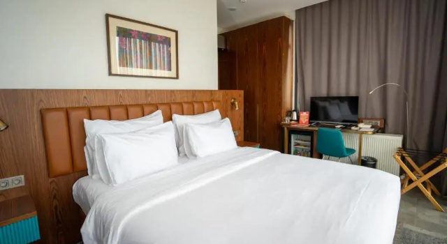 O podwyższonym standardzie dwuosobowy pokój Numi Hotel
