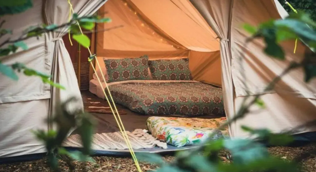 Wood Cabin & 4 Large Bell Tents - Hapus Hideaway, Забронировать Кемпинг Абергейл Клоид