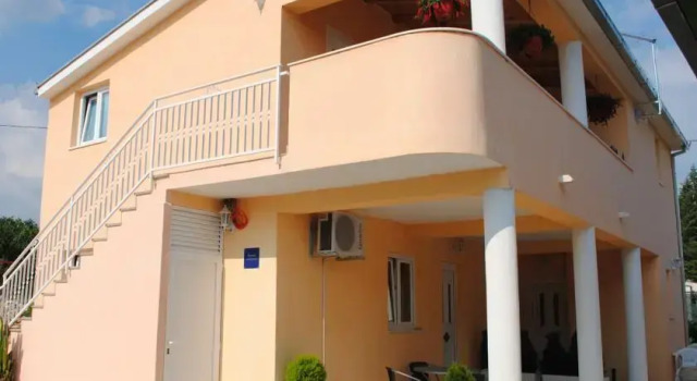 Apartments Kairos - Bili 9, 예약 아파트 Kastel Stafilic Kastela