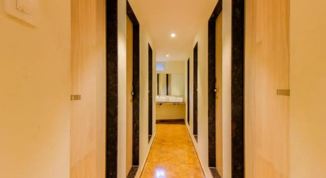Кровать в общем номере (мужской номер) Hygeinic Airport Dormitory Near by BOM