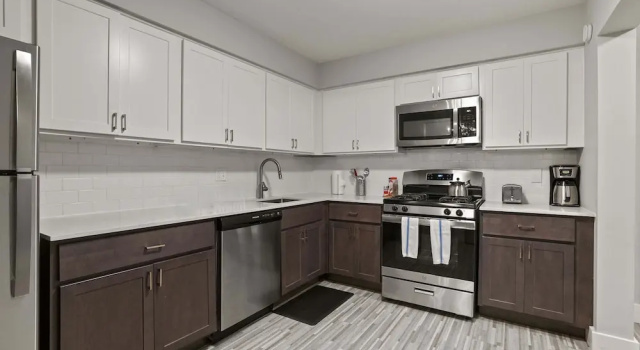 Апартаменты Modern 2BR 2BA Apartment With Pleasant Views