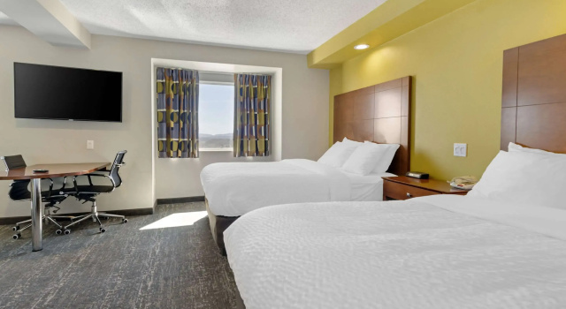 Четырёхместный люкс Clarion Pointe Staunton East