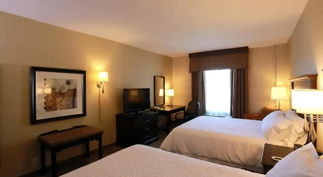 Четырёхместный номер Standard Hampton Inn & Suites Laval
