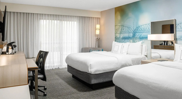 Четырёхместный номер Standard с балконом Courtyard Paducah West