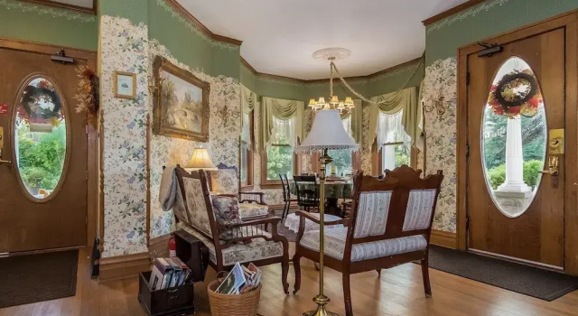 Kingsley House Bed & Breakfast - Full Home, Забронировать Отель «постель и завтрак» СПА-отели штата Мичигана, SPA-услуги