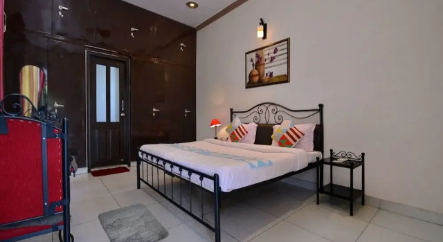 OYO 16928 Home Pool Side 2BHK Chakrata Road, Забронировать Отель Отели Нью-Дели с парковкой, Парковка