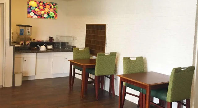 Sunset Inn Flatonia I 10 by Hotel O, Book Hotel Flatonia hoteller med parkering, Parkering