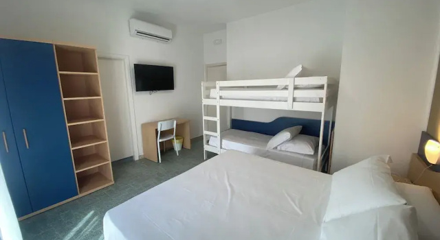 Четырёхместный номер Superior с балконом Primo Hotel