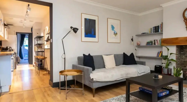 Stylish 2 Bedroom Flat With Large Private Garden