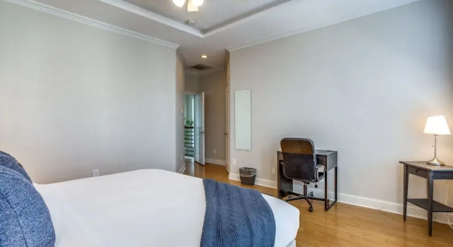 Stunning Oak Lawn Townhouse Close to everything, Забронировать Отель Отели Далласа с парковкой, Парковка