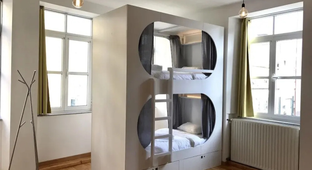 Капсула с балконом и с видом на сад Urban Garden Porto Central Hostel