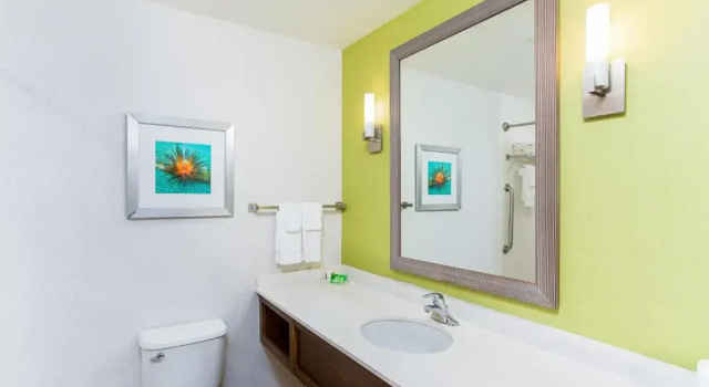 Четырёхместный номер Standard с балконом и с видом на внутреннюю территорию Holiday Inn Resort Fort Walton Beach by IHG