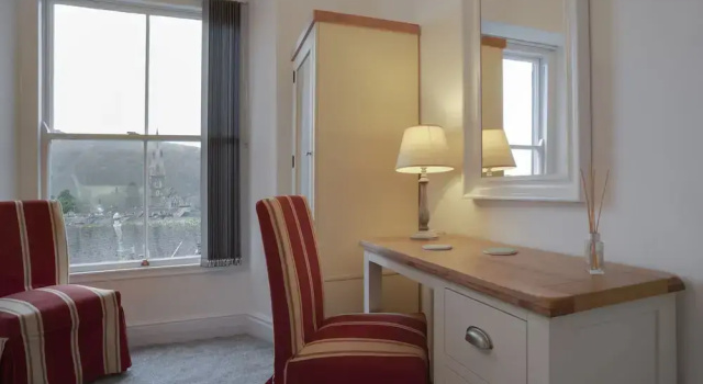 Двухместные апартаменты с видом на горы Top of the Bank Apartment