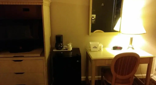 Четырёхместный номер Standard Days Inn by Wyndham Hot Springs