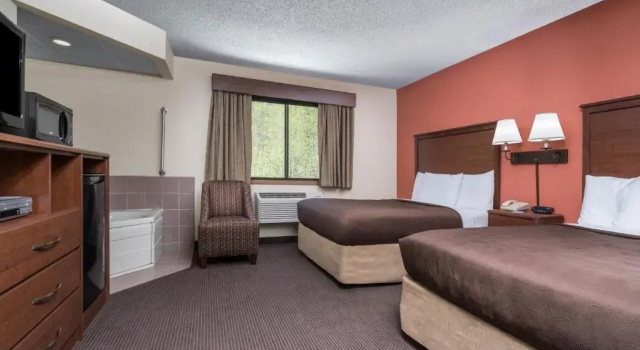 Четырёхместный люкс AmericInn by Wyndham Tofte Near Lake Superior