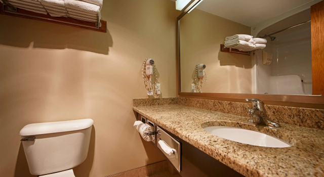 Четырёхместный номер Standard Best Western Plus Guildwood Inn