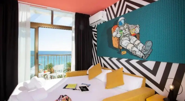 Четырёхместный номер Standard с видом на море Casual Pop Art Benidorm