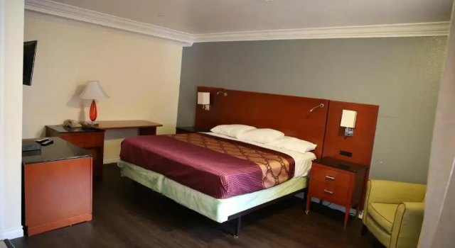 Четырёхместный номер Standard Chateau Inn & Suites