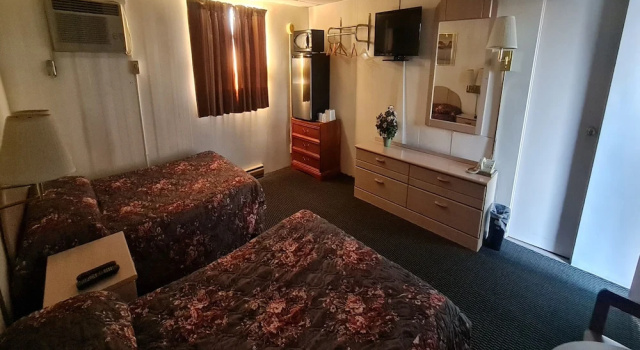Четырёхместный номер Standard DuBois Manor Motel