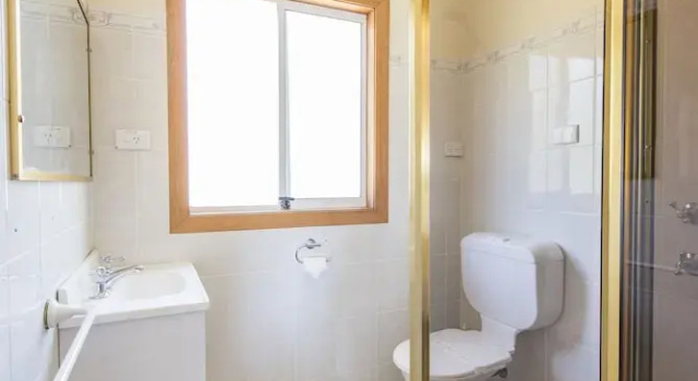 Трёхместный семейный номер Standard с балконом Gosford Inn Motel
