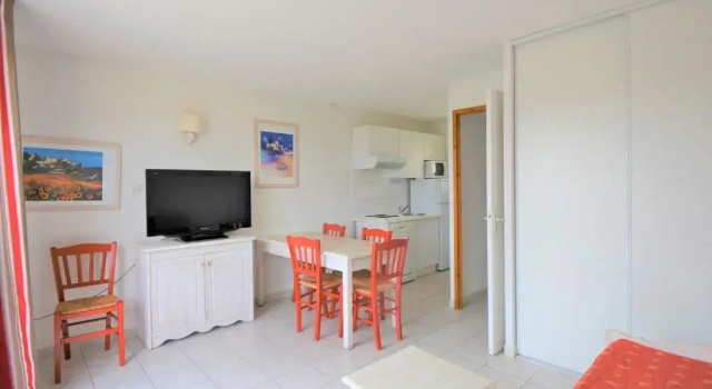 Maison Duplex avec Piscines à Salavas - 6 Personnes, Animaux Admis, Parking, Terrasse et WiFi - FR-1-382-136, Забронировать Отель Отели Салава с бассейном, Бассейн