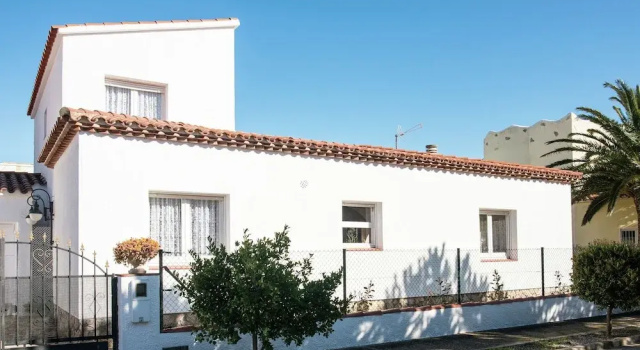 Beautiful Holiday Home Near Beach in Catalonia, Забронировать Отель Сан-Пере-Пескадор Alt Empordà