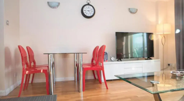 Tranquil Apartment with Stunning Views, Забронировать Апартаменты/квартира Отели Большого Лондона с парковкой, Парковка