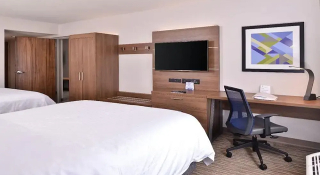 Люкс c 1 комнатой Holiday Inn Express Hotel & Suites Mount Pleasant by IHG