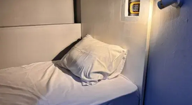 Кровать в общем номере (женский номер) Zhuhai Binhui Bay Hotel (Jinan University)