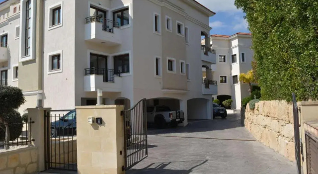 Апартаменты Eleona's Royal Gardens By Yiota - Luxury 2 Bed Apartment in Exclusive Complex