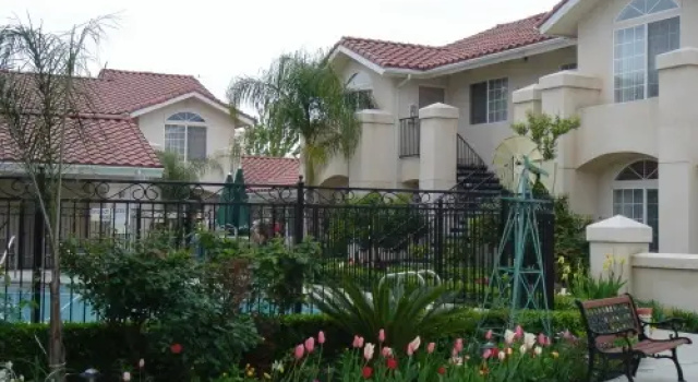 Кровать в общем номере Garden Inn and Suites Fresno