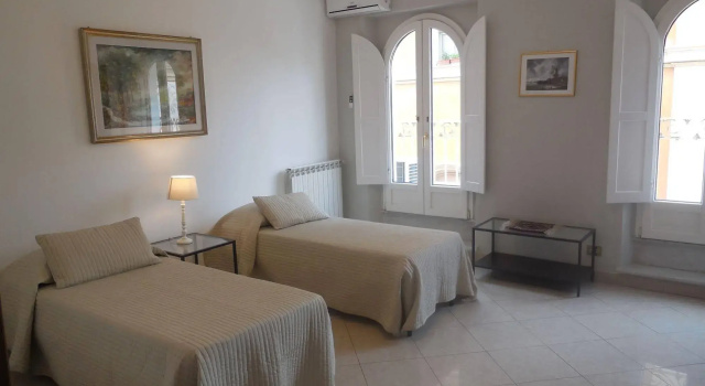 Italy Rents Spanish Steps, Забронировать Отель Спанья Рим, рядом с Площадь Пьяцца-ди-Пьетро