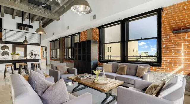 Skyline Lofts by Avantstay: a Multi-level Industrial-chic Retreat in Dtla With Rooftop Views, Soaring Ceilings & Steps to Dining, Music & Culture, Забронировать Дом для отпуска Отели Большого Лос-Анджелеса с парковкой, Парковка