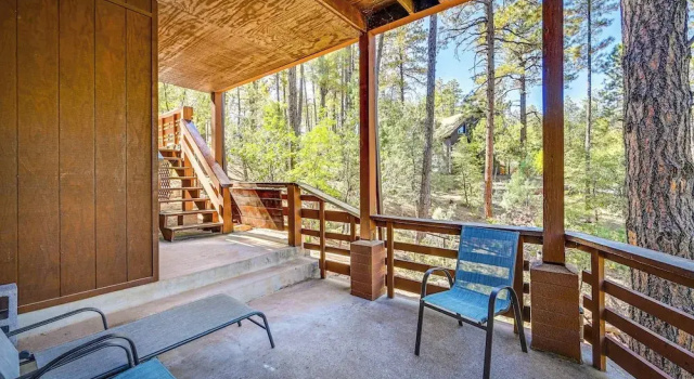 Коттедж Furnished Deck + Forest Views: Pine Retreat!