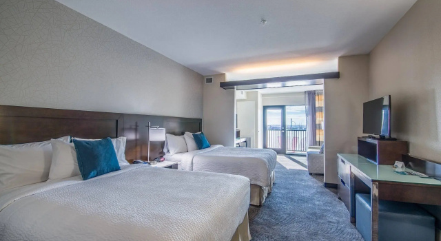 Четырёхместный люкс с балконом Fairfield Inn & Suites by Marriott Denver Downtown