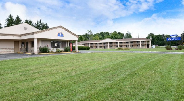 Кровать в общем номере Americas Best Value Inn at Central Valley-Woodbury
