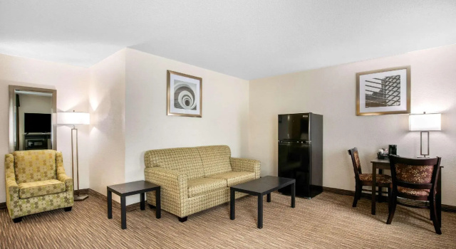 Четырёхместный люкс Quality Inn & Suites Metropolis I-24
