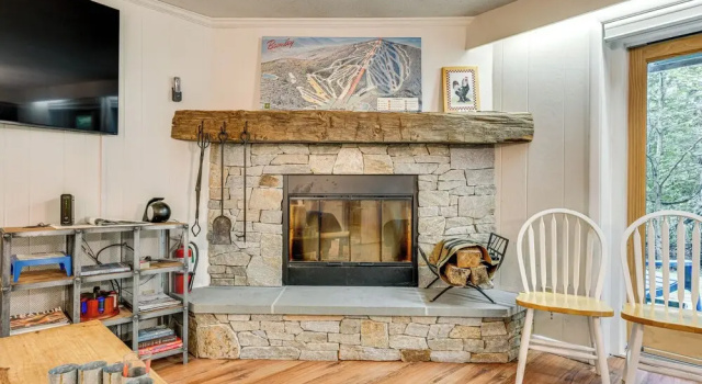 Renovated Ski-in/ski-out Peru Condo at Bromley Mtn, Забронировать Апартаменты/квартира Перу Bromley Mountain, рядом с Blue Ribbon Quad