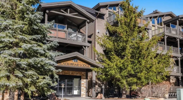 Mountain Charm, Stone Fireplace, Chef's Kitchen, & Balcony Cedar Ridge by Avantstay, Забронировать Дом для отпуска Отели Парк-Сити с парковкой, рядом с Горнолыжный подъeмник Sterling Express, Парковка