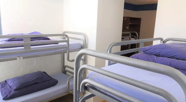 Кровать в общем номере Central Backpackers